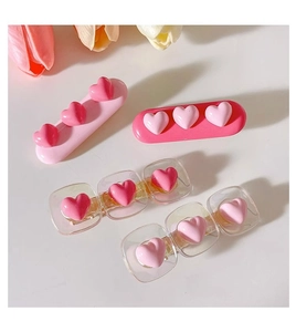 Close-up of pink Y2K heart hair clips set made of resin and acrylic for girls