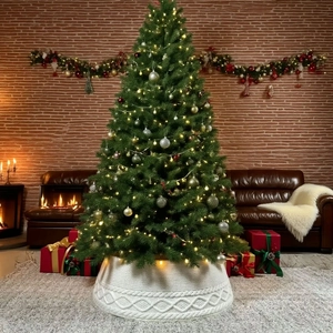 Detailaufnahme der weißen grob gestrickten Weihnachtsbaumdecke unter dem Baum