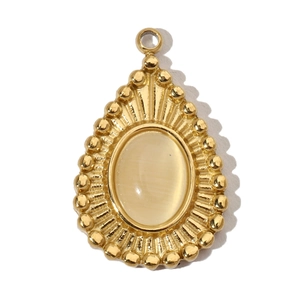 Détail d'un pendentif goutte vintage doré avec pierre jaune ovale et bordure rayon