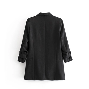 Vista detallada de la espalda elegante y mangas fruncidas de este blazer negro mujer