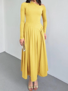 Détail de la robe maxi jaune élégante à manches longues et épaule dénudée plissée