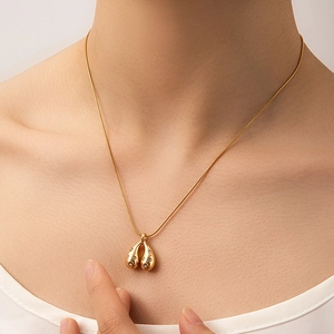 Elegante collana in acciaio inossidabile placcata oro 18K con doppio ciondolo a goccia