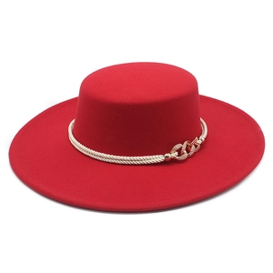 Eleganter roter Wollfilzhut mit weißem Flechtseil und goldener Kettenschnalle