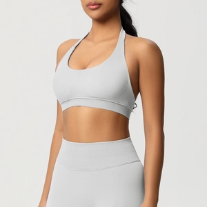 Vue détaillée d'une brassière de sport grise à licou et d'un pantalon de yoga sans couture