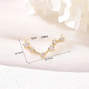 Nahaufnahme der 14k Gold Waage Sternbild Anhänger mit Zirkonia, 25.7mm x 13.7mm