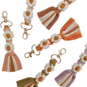 Porte-clés marguerite bohème faits main avec pompons colorés et fermoirs mousquetons dorés