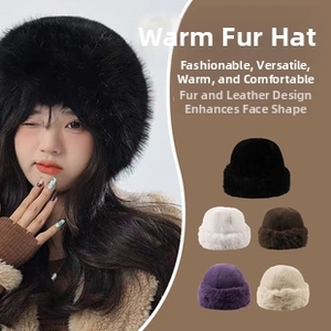 Vue détaillée du chapeau trappeur en fausse fourrure en cinq couleurs avec oreillettes