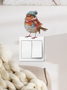Vue détaillée d'un autocollant d'oiseau mignon sur un interrupteur blanc