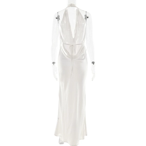 Détail du design dos nu élégant avec col licou sur une robe de soirée en satin blanc