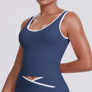 Détail du débardeur de yoga bleu marine avec tissu élastique et bordures contrastées blanches