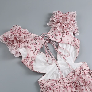 Détail de la robe rose à fleurs avec manches volantées et dos lacé élégant