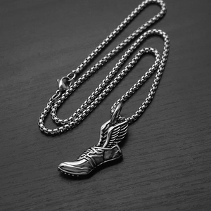 Détail du pendentif chaussure ailée punk hip hop sur chaîne box en acier argenté