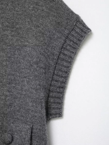 Détail du débardeur gris en tricot montrant la texture de laine et les finitions