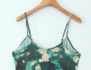 Détails des bretelles licou réglables sur une robe d'été en satin à fleurs vertes