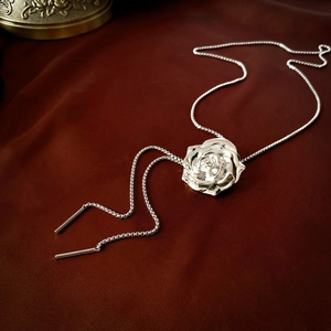 Silver Rose Flower Lariat Necklace Adjustable Bolo Tie Alloy Three Dimensional Floral Long Sweater Chain Jewelry Women