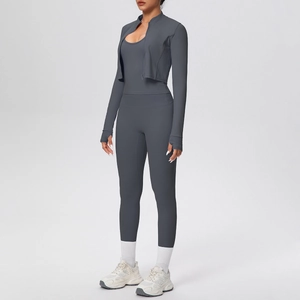 Dettaglio completo del set yoga grigio con giacca zip, top e leggings sportivi