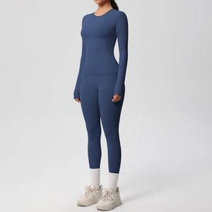 Dettaglio del set yoga blu navy con asole per i pollici e leggings a vita alta