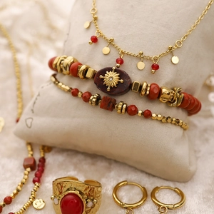 Parure de bijoux faits main avec collier de perles dorées et pierres précieuses rouges