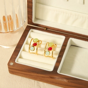 Boucles d'oreilles C vintage plaquées or 18K avec trois pierres ovales colorées sur bois