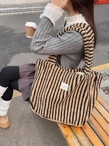 Sac cabas chic en peluche rayé pour femme avec finition en fausse fourrure et grande capacité