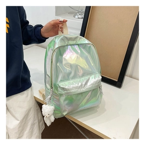 Detail eines holografischen PU-Rucksacks mit einem niedlichen weißen Bären-Anhänger