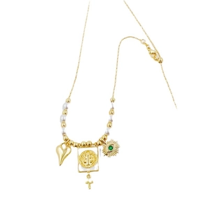 Collier Saint-Benoît doré avec pendentifs cœur, œil, croix et perles blanches élégant