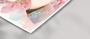 Dettaglio di una stampa d'arte orientale con petali rosa e abbigliamento tradizionale cinese