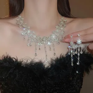 Collier Et Boucles D'oreilles À Pampilles En Fleurs De Strass Design En Alliage Creux Bijoux De Mariage Élégants Pour Femmes