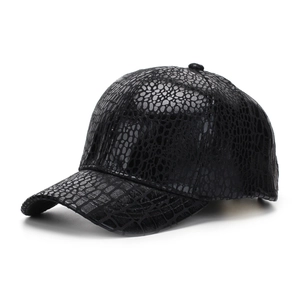 Détail de la casquette de baseball noire avec texture crocodile brillante et couronne rigide