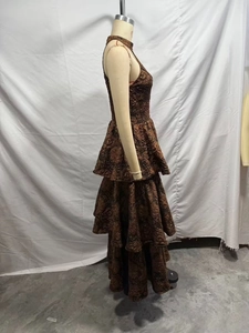 Détail d'une robe dos nu marron vintage en jacquard floral avec jupe à volants