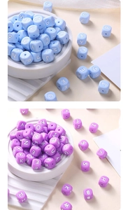 Macro-opname van blauwe en paarse siliconen letterkralen voor DIY-sieraden maken