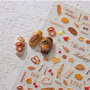 Vue macro de stickers ongles 3D en relief avec des motifs de pâtisserie d'automne
