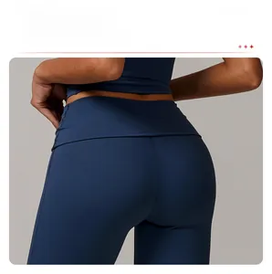 Gros plan d'un legging de yoga bleu foncé à taille haute avec couture effet push-up