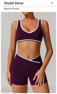 Vue détaillée du soutien-gorge de sport violet et short croisé avec liserés blancs