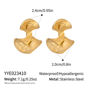 Détail des boucles d'oreilles éventail en acier doré avec dimensions et poids précisés