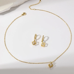 Schmuckset aus vergoldetem Edelstahl mit geometrischen Würfeln und Zirkon-Steinen