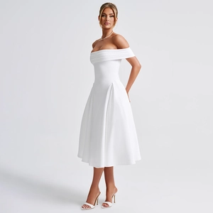 Vue latérale élégante d'une robe trapèze blanche à épaules dénudées en tissu lisse premium