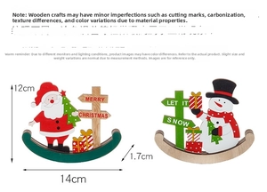 Détails du grain de bois des figurines Père Noël et Bonhomme de neige oscillantes