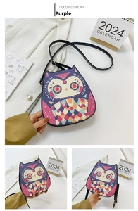 Vue détaillée du sac bandoulière hibou violet avec des motifs colorés éclatants