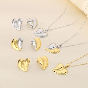 Flachbild-Set aus 18K vergoldeten Herz-Ohrringen und Halskette in Silber und Gold