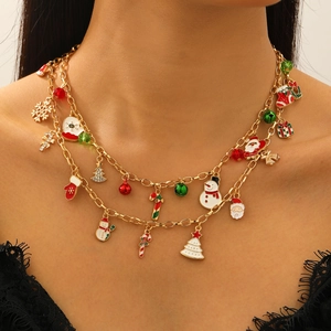 Collier de Noël multicouche doré avec pendentifs festifs porté par un mannequin