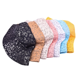 Dettaglio di cappelli alla pescatora impilati con stampa leopardata e finitura lucida