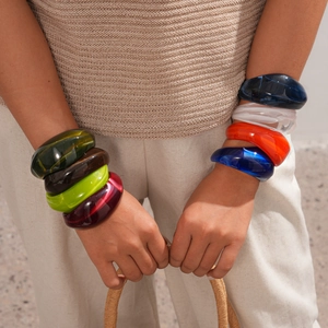 Chic acrylic resin bangles in multiple colors for a stylish minimalist summer vacation look