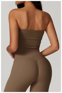 Vue détaillée du dos d'un haut de yoga sans bretelles marron et d'un legging taille haute
