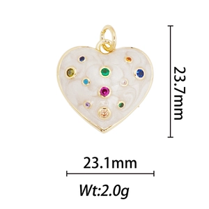 Vue détaillée du pendentif coeur avec émail et pierres affichant 23,7mm de haut et 2,0g