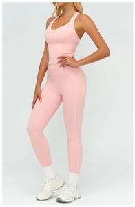 Détail de l'ensemble de yoga rose avec surpiqûres blanches sur le haut et legging