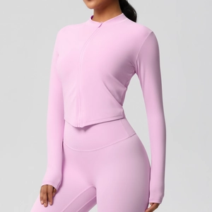 Détail de la veste de sport rose cintrée avec zip et texture de tissu yoga extensible