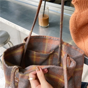 Detail view of the internal pocket and checkered wool material of the autumn tote bag