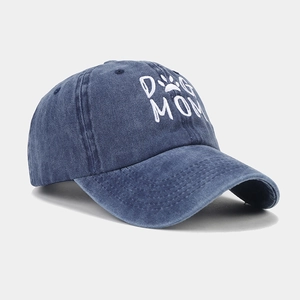Détail de la broderie Dog Mom sur la casquette en coton bleu marine délavé vintage