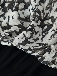 Makroaufnahme von schwarz-weißem Tintendruckstoff mit weicher Chiffon-Textur und Details